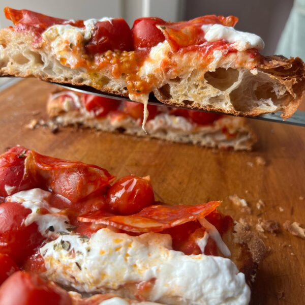 Pinsa in Pala von Infermentum – handwerklich hergestellter ovaler Pizzaboden, auf Stein vorgebacken