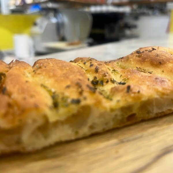 Pinsa in Pala von Infermentum – handwerklich hergestellter ovaler Pizzaboden, auf Stein vorgebacken