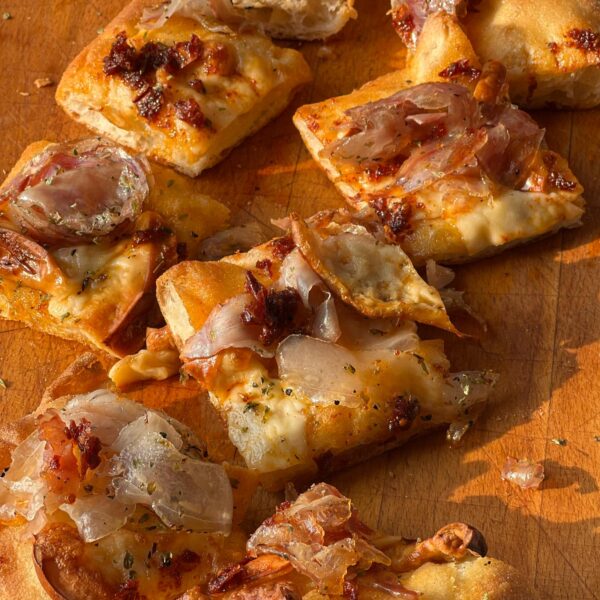Pinsa in Pala von Infermentum – handwerklich hergestellter ovaler Pizzaboden, auf Stein vorgebacken